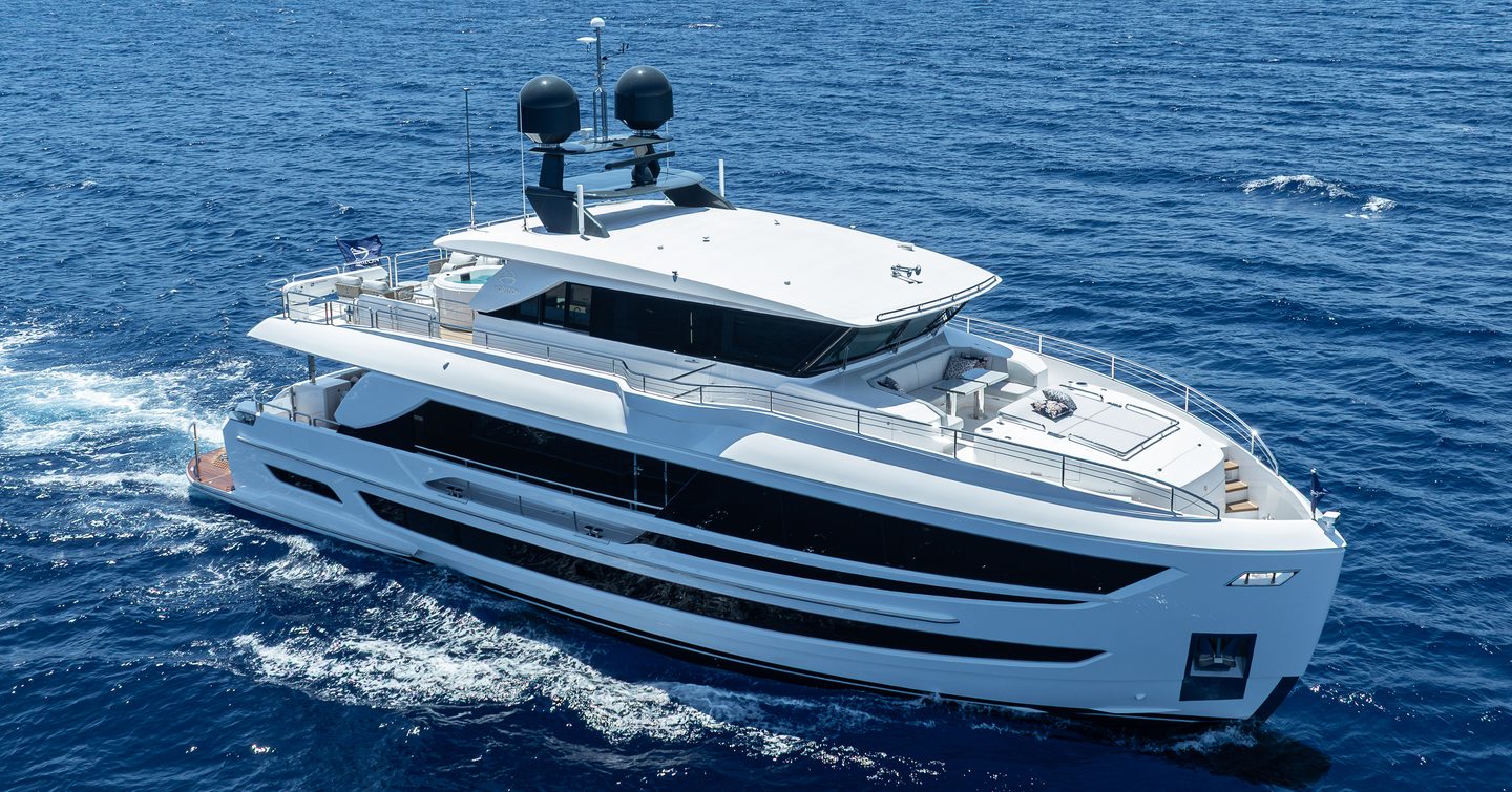 Horizon FD80 motor yacht under way