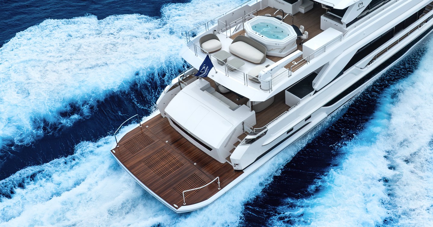 Horizon FD100 Skyline motor yacht stern with jacuzzi under way 