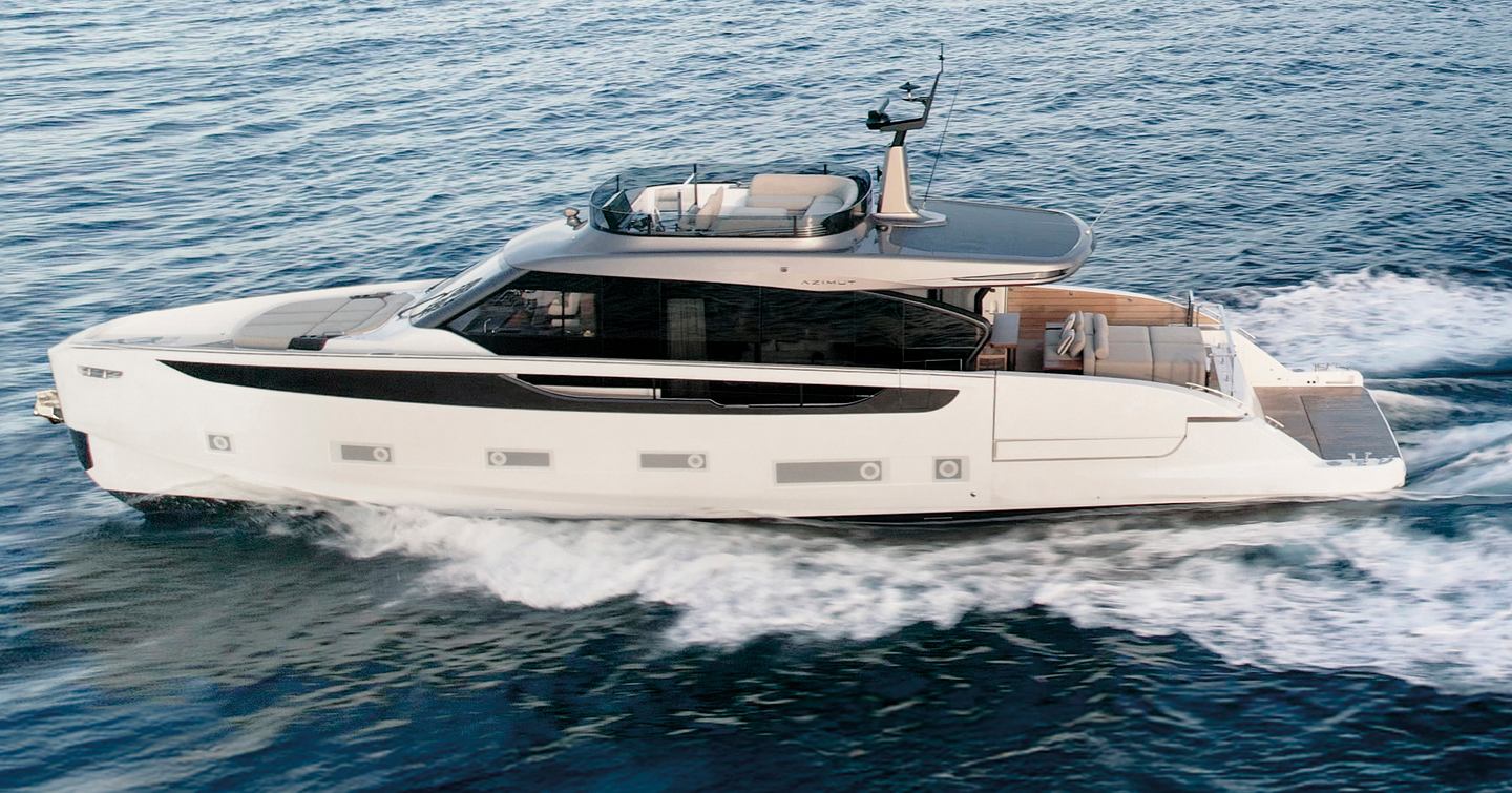 Azimut Seadeck 7 under way