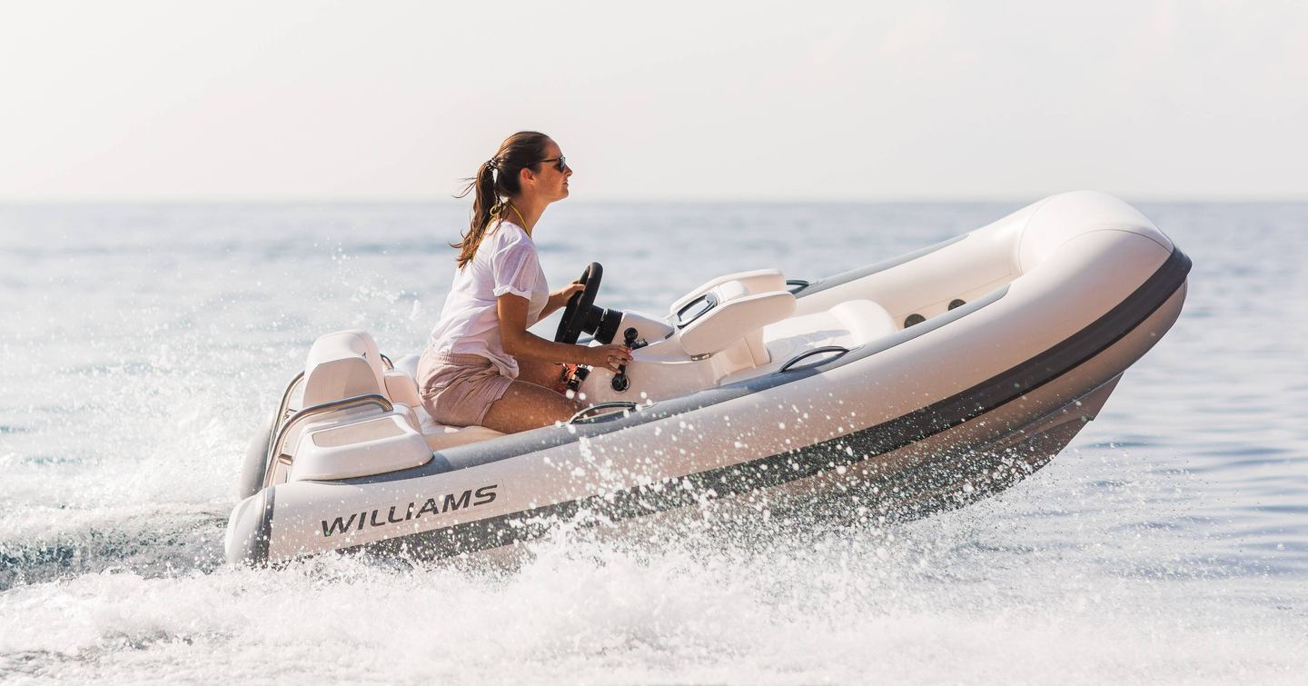 Williams Jet TurboJet 285 tender under way