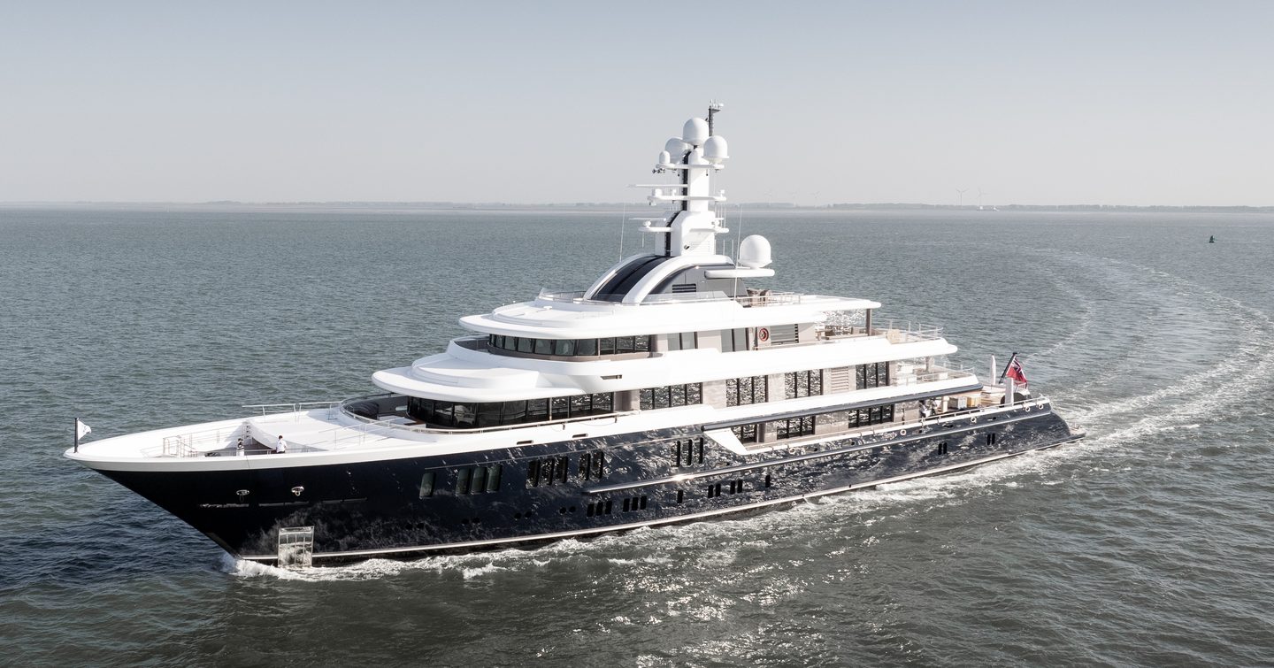 Superyacht Moonstone (ex Albatross) under way