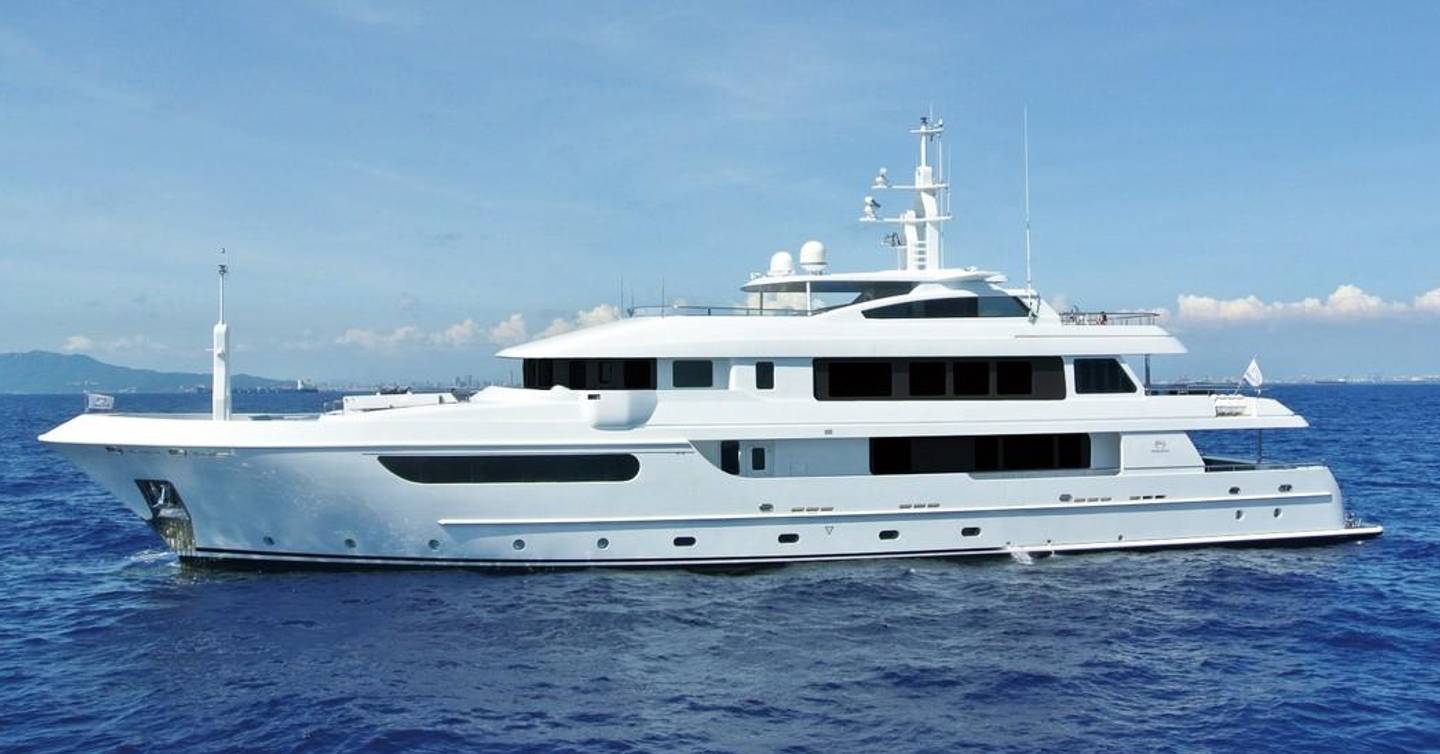 Horizon EP150 motor yacht at anchor 