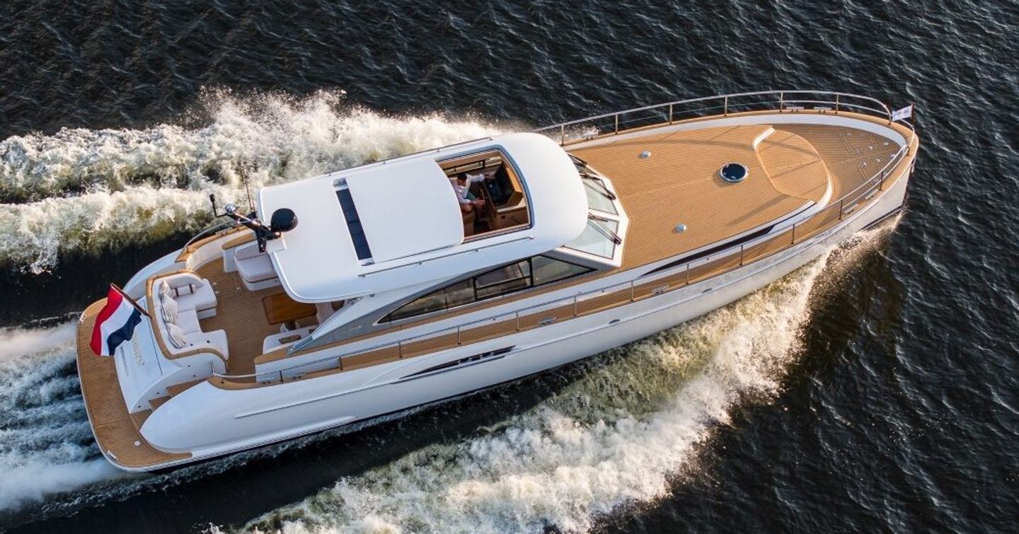 Aerial view of Mulder Favorite 1700 boat under way 