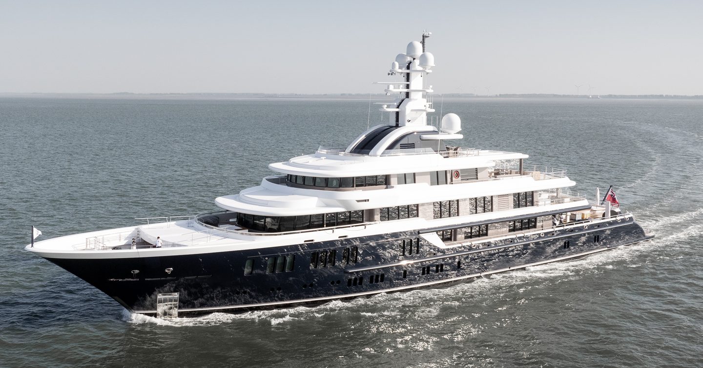  Superyacht Moonstone under way