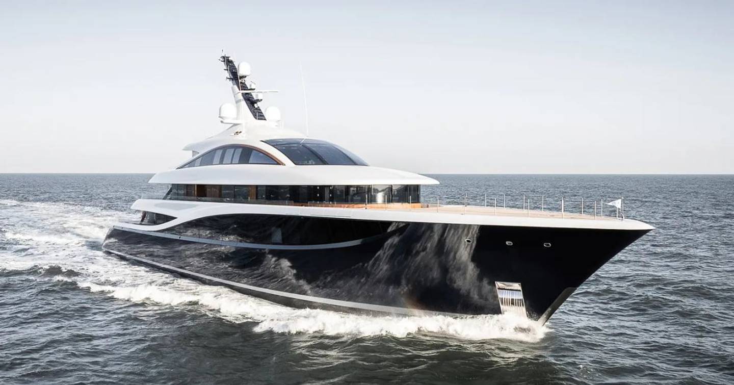 Superyacht Faith under way
