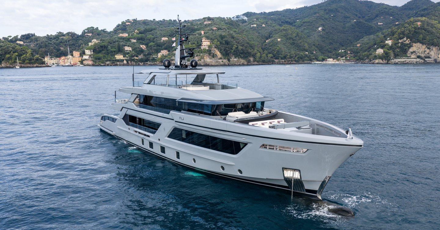Explorer Yacht RJ under way