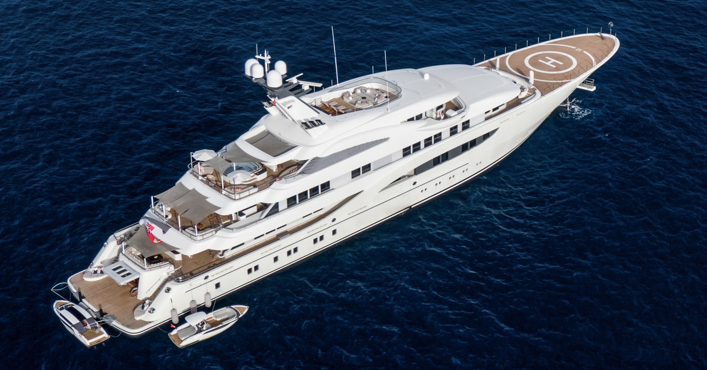 Superyacht Gigia at anchor