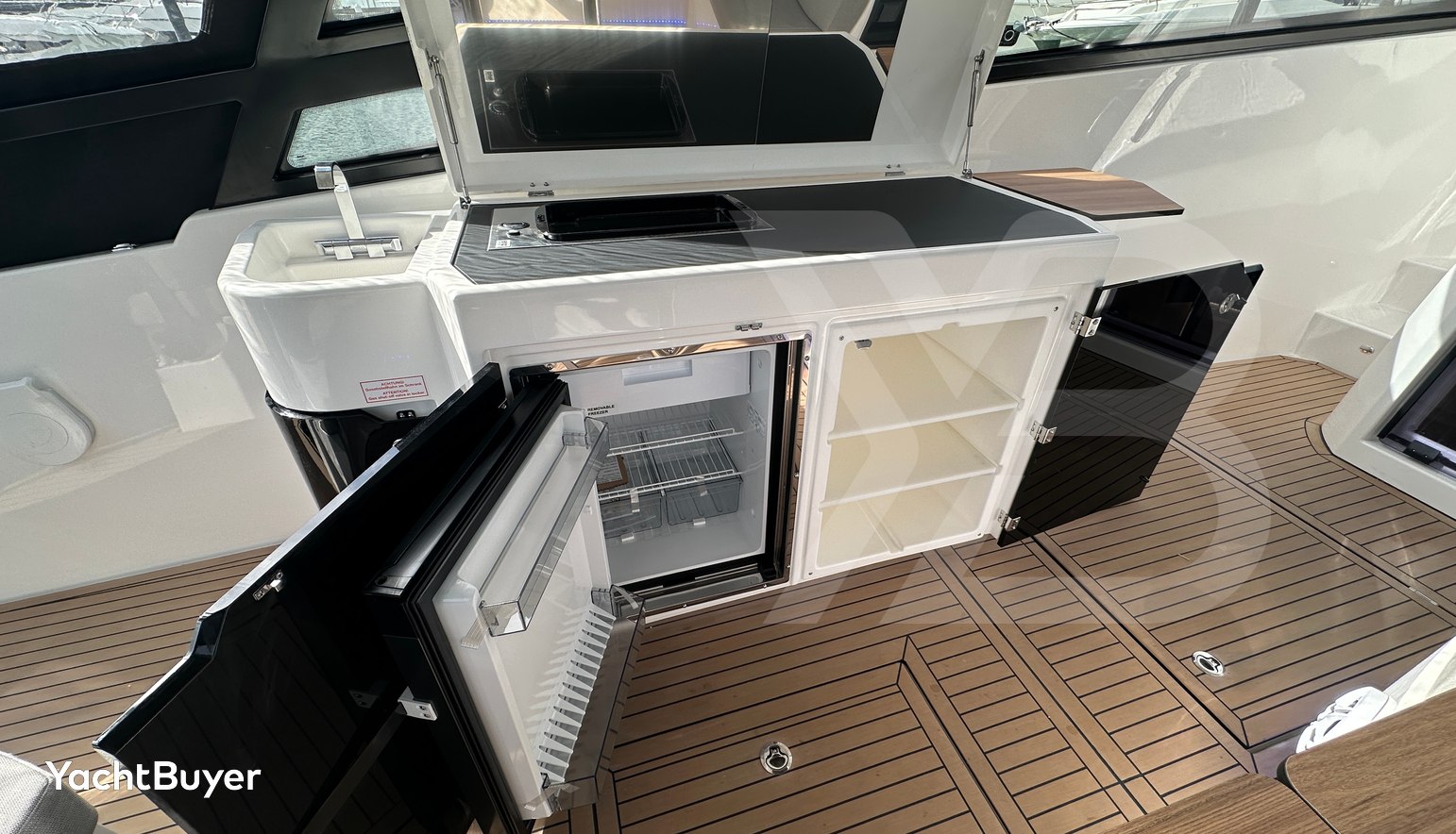 Bavaria Vida 33 Hard Top Layout 2