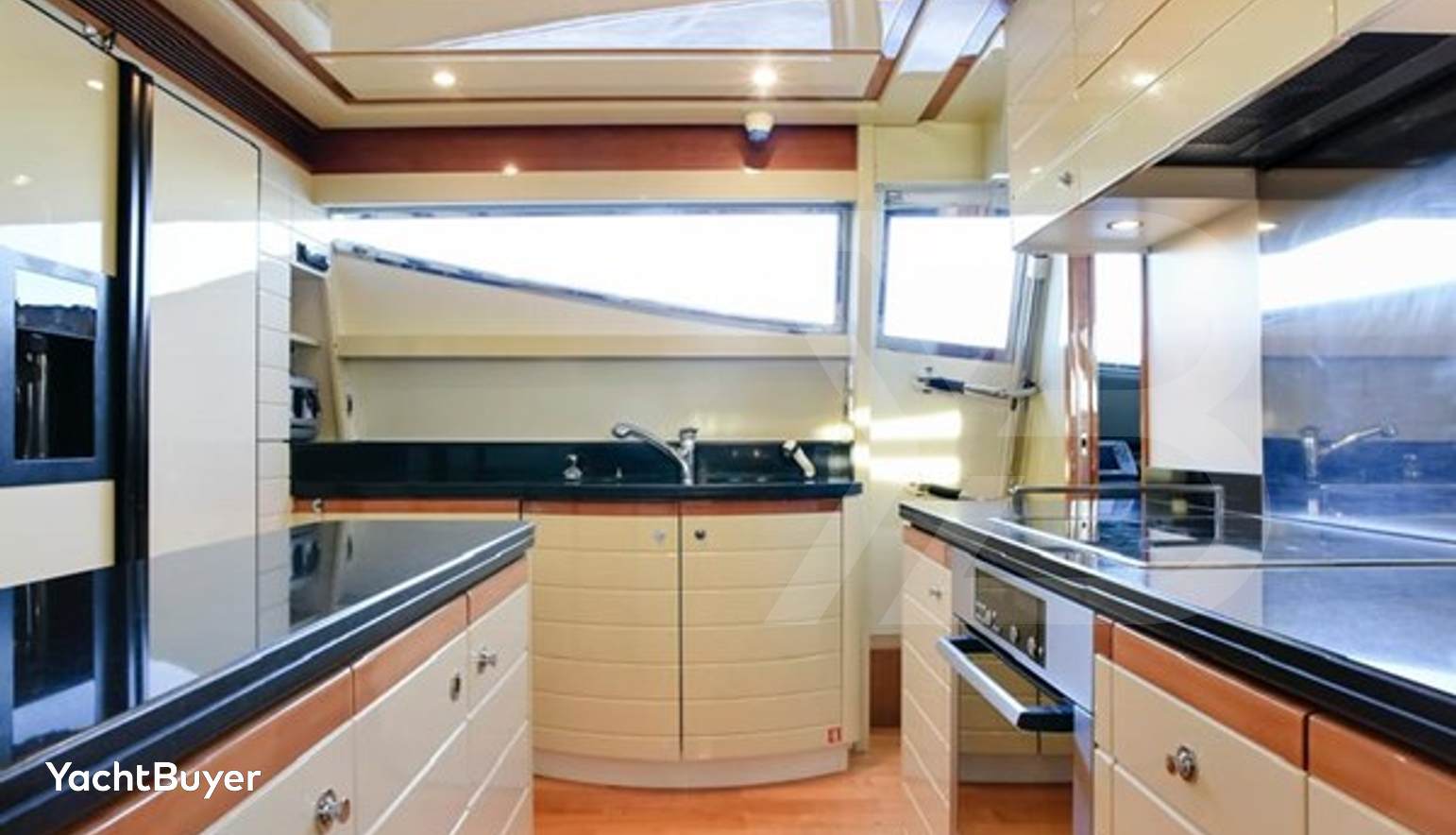 FERRETTI 881