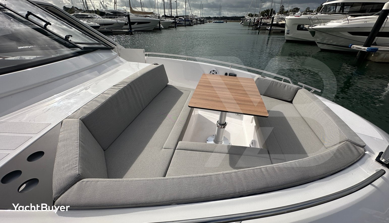 Bavaria Vida 33 Hard Top Layout 2