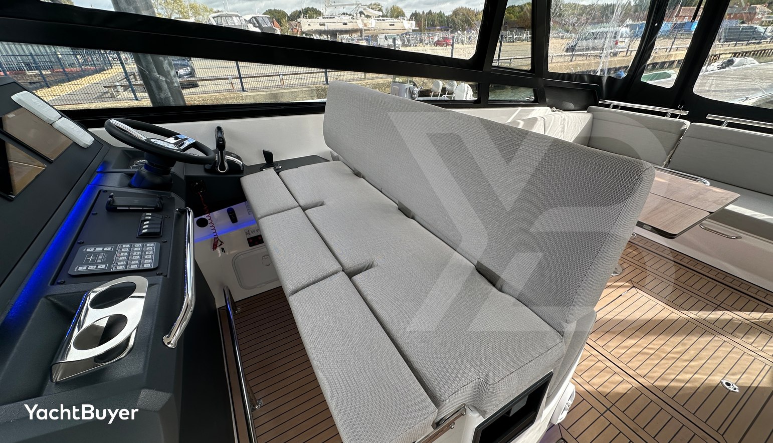 Bavaria Vida 33 Hard Top Layout 2