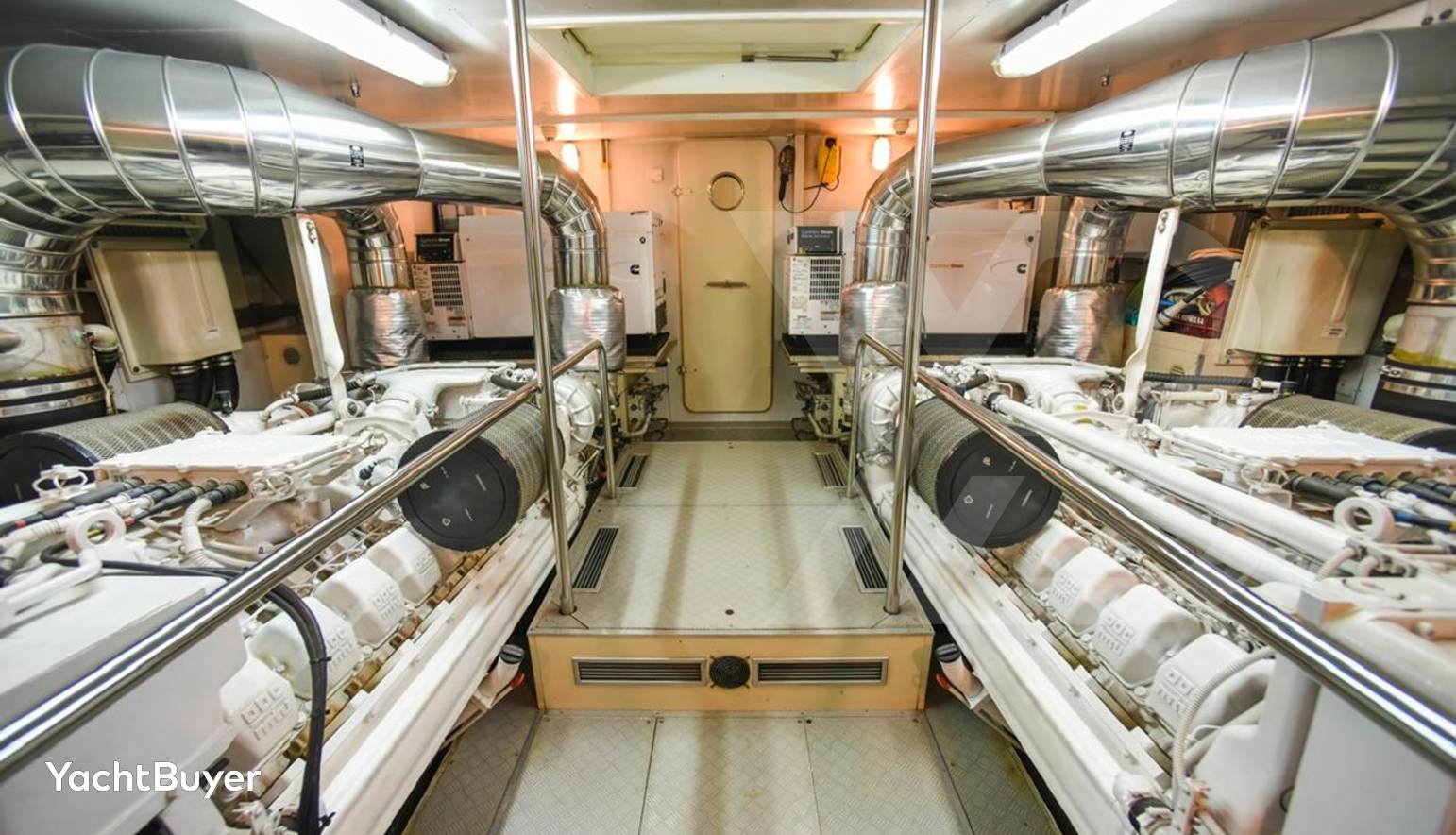 FERRETTI 881