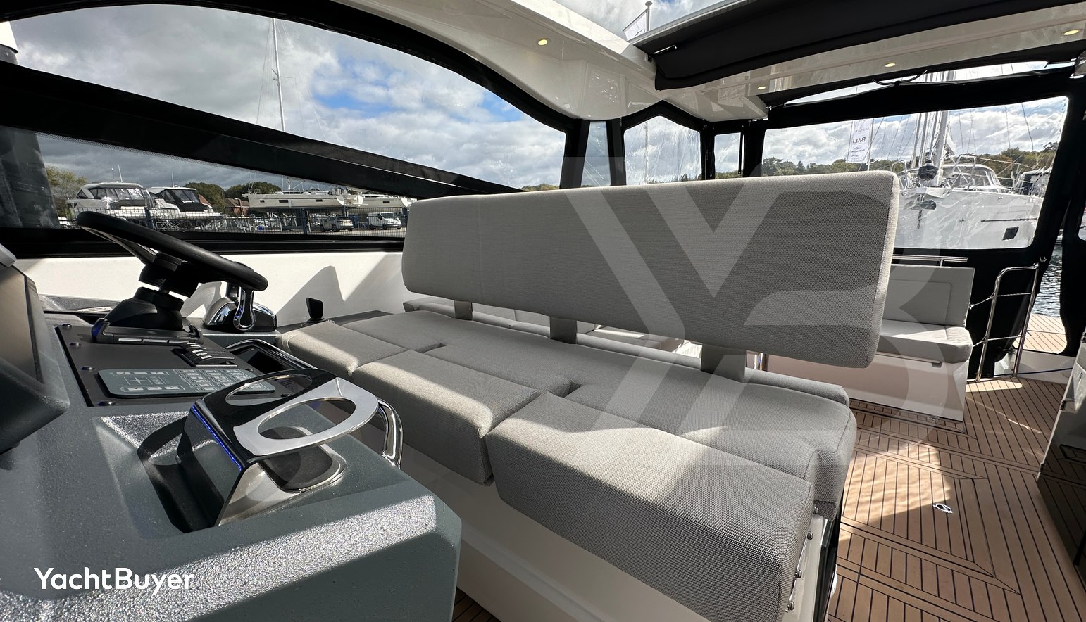 Bavaria Vida 33 Hard Top Layout 2