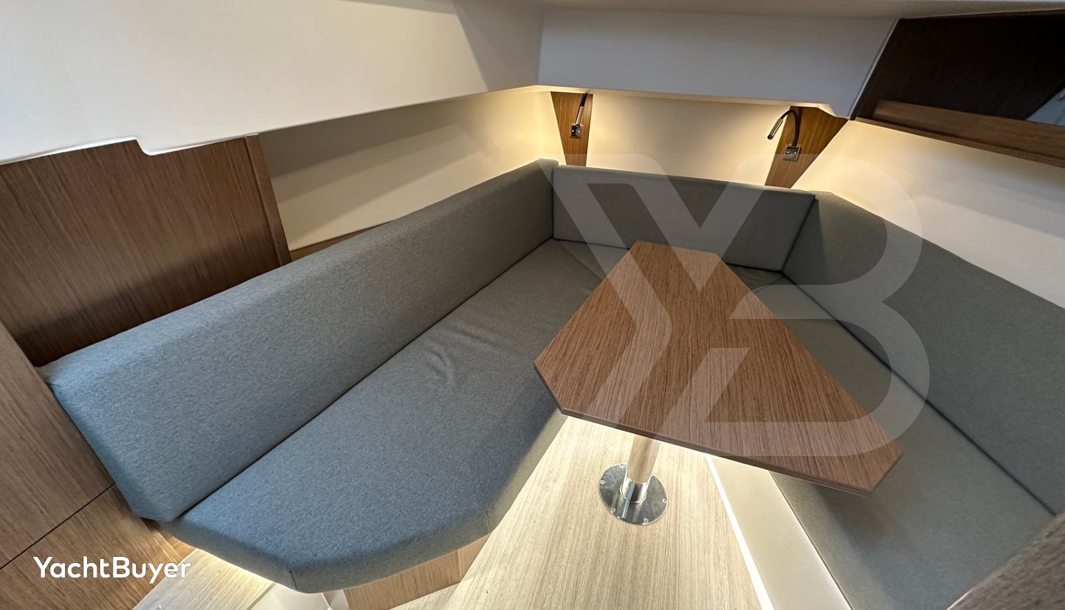 Bavaria Vida 33 Hard Top Layout 2