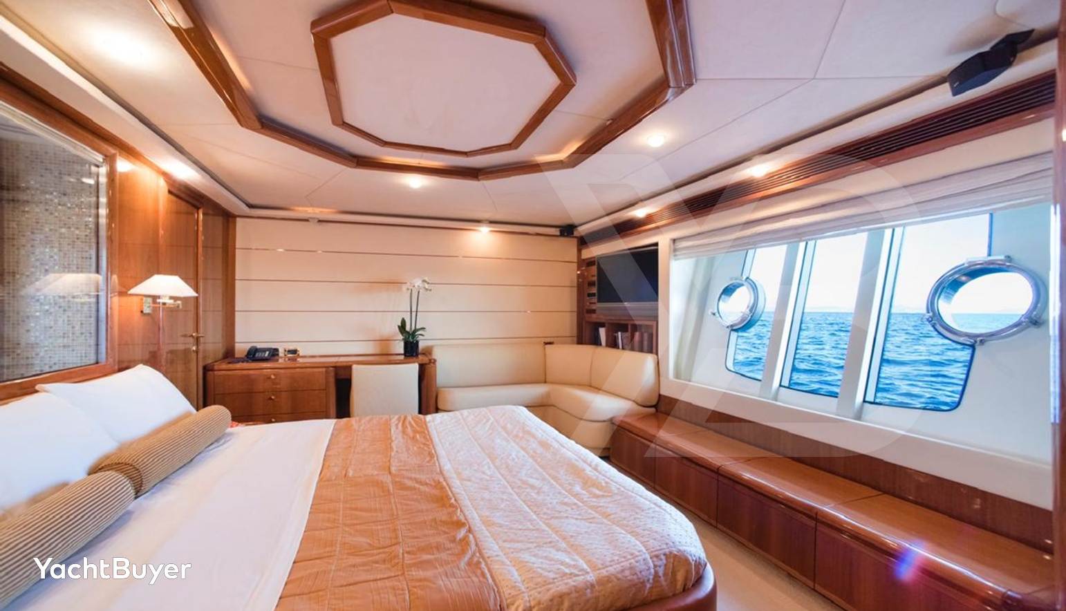 FERRETTI 881