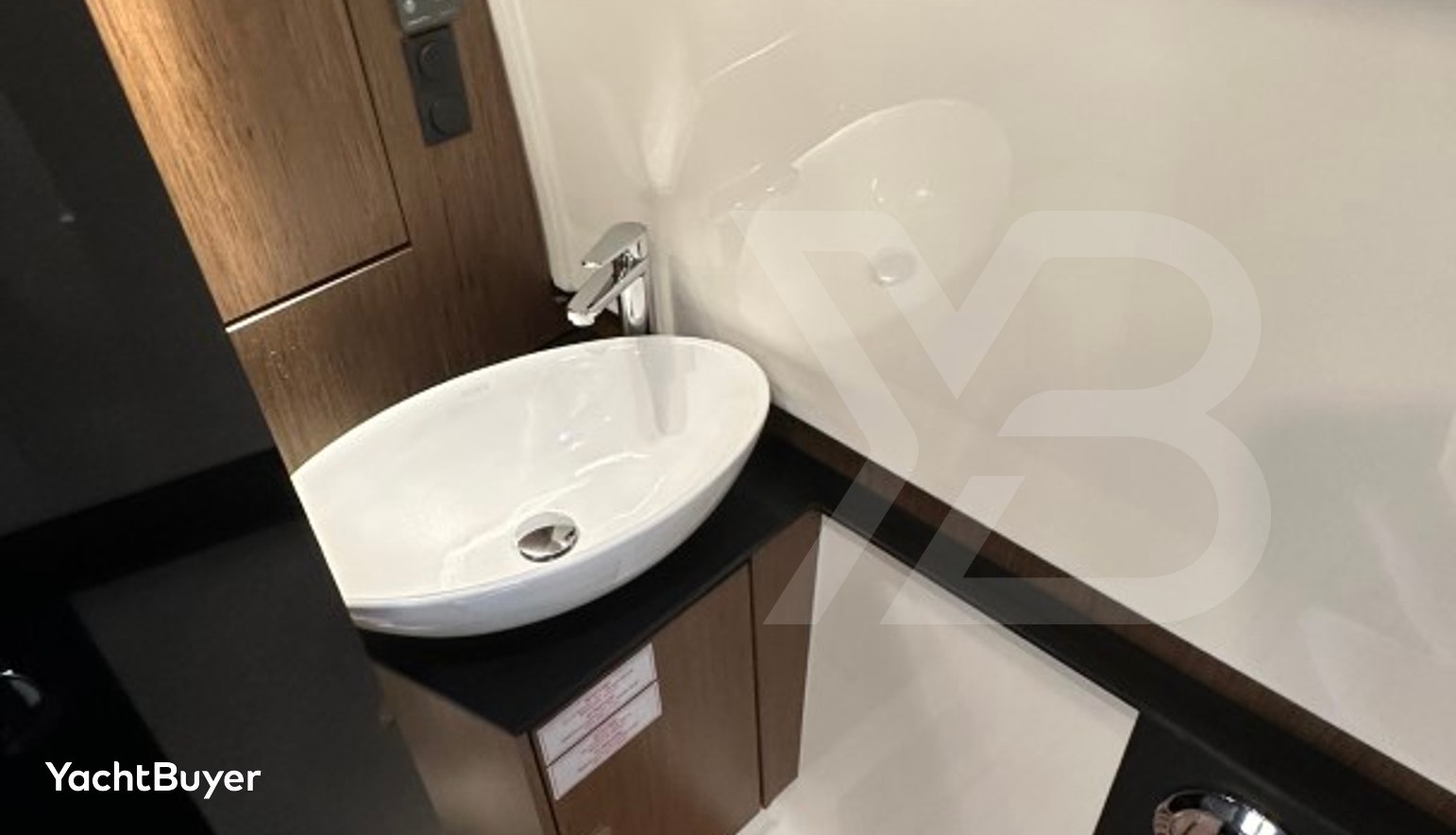 Bavaria Vida 33 Hard Top Layout 2