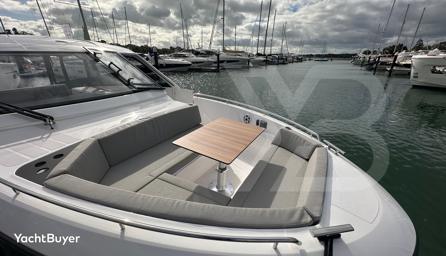 Bavaria Vida 33 Hard Top Layout 2