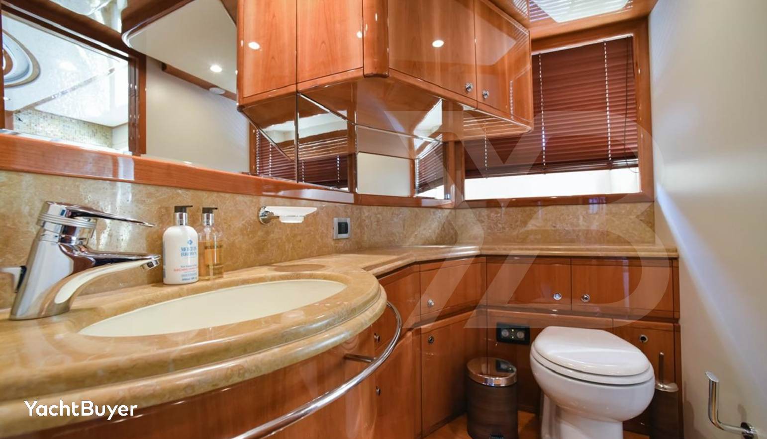FERRETTI 881