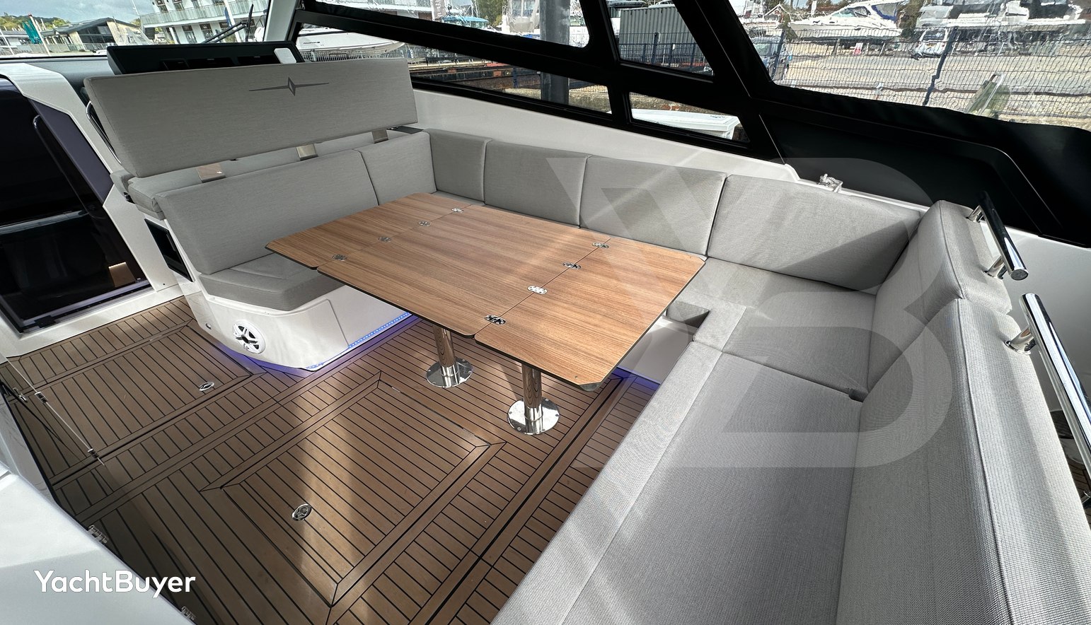 Bavaria Vida 33 Hard Top Layout 2