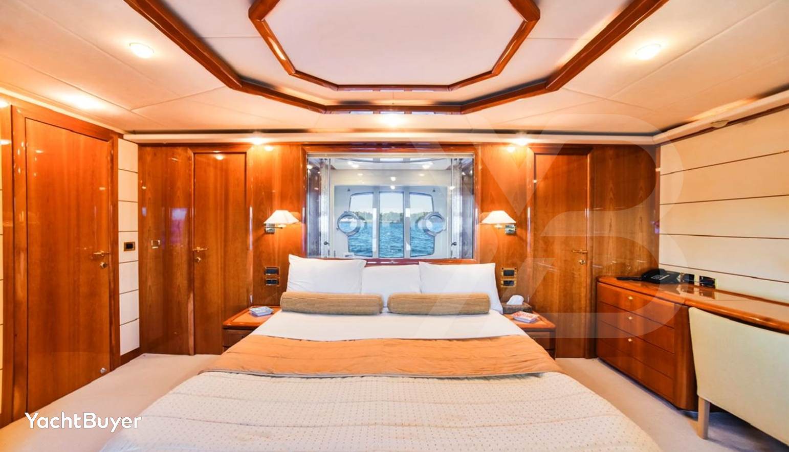 FERRETTI 881