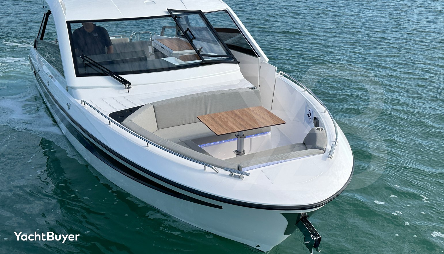 Bavaria Vida 33 Hard Top Layout 2