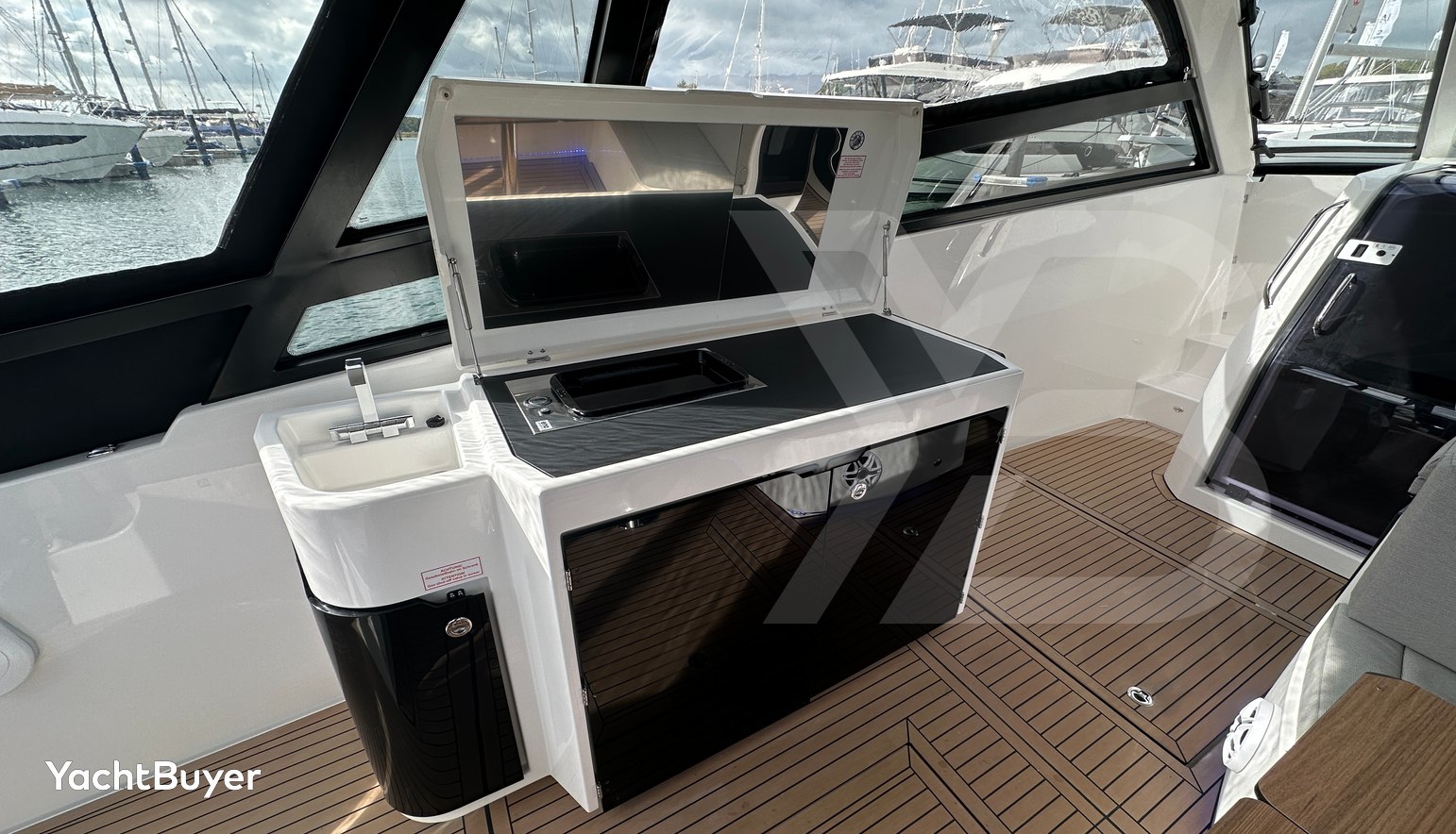Bavaria Vida 33 Hard Top Layout 2