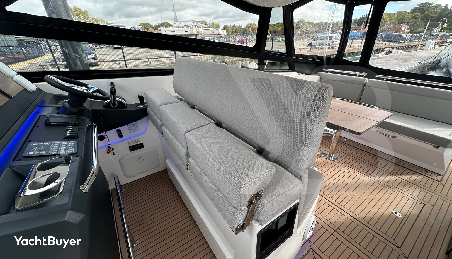 Bavaria Vida 33 Hard Top Layout 2