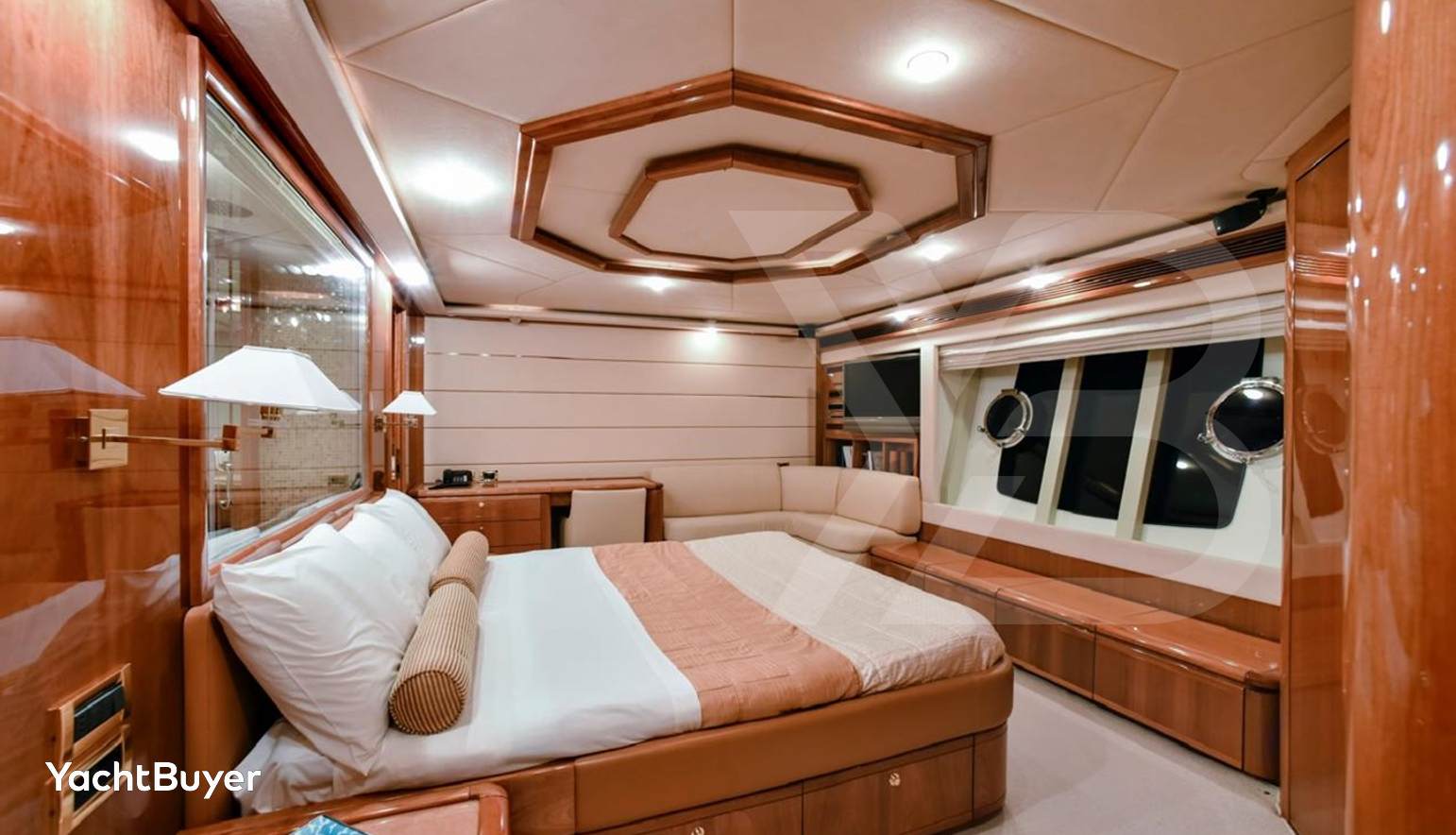 FERRETTI 881