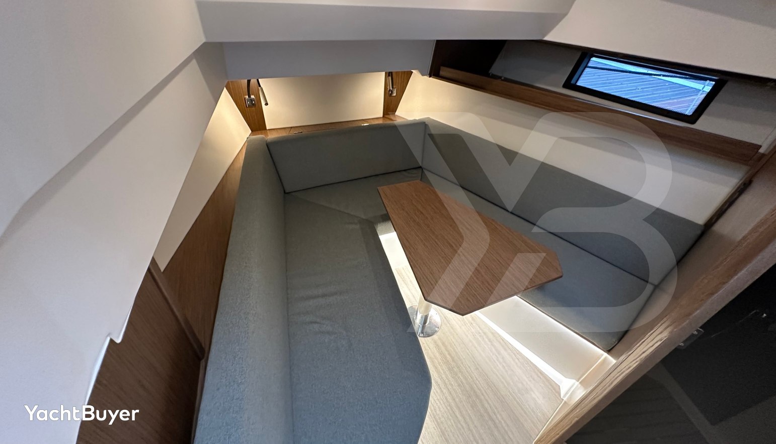 Bavaria Vida 33 Hard Top Layout 2