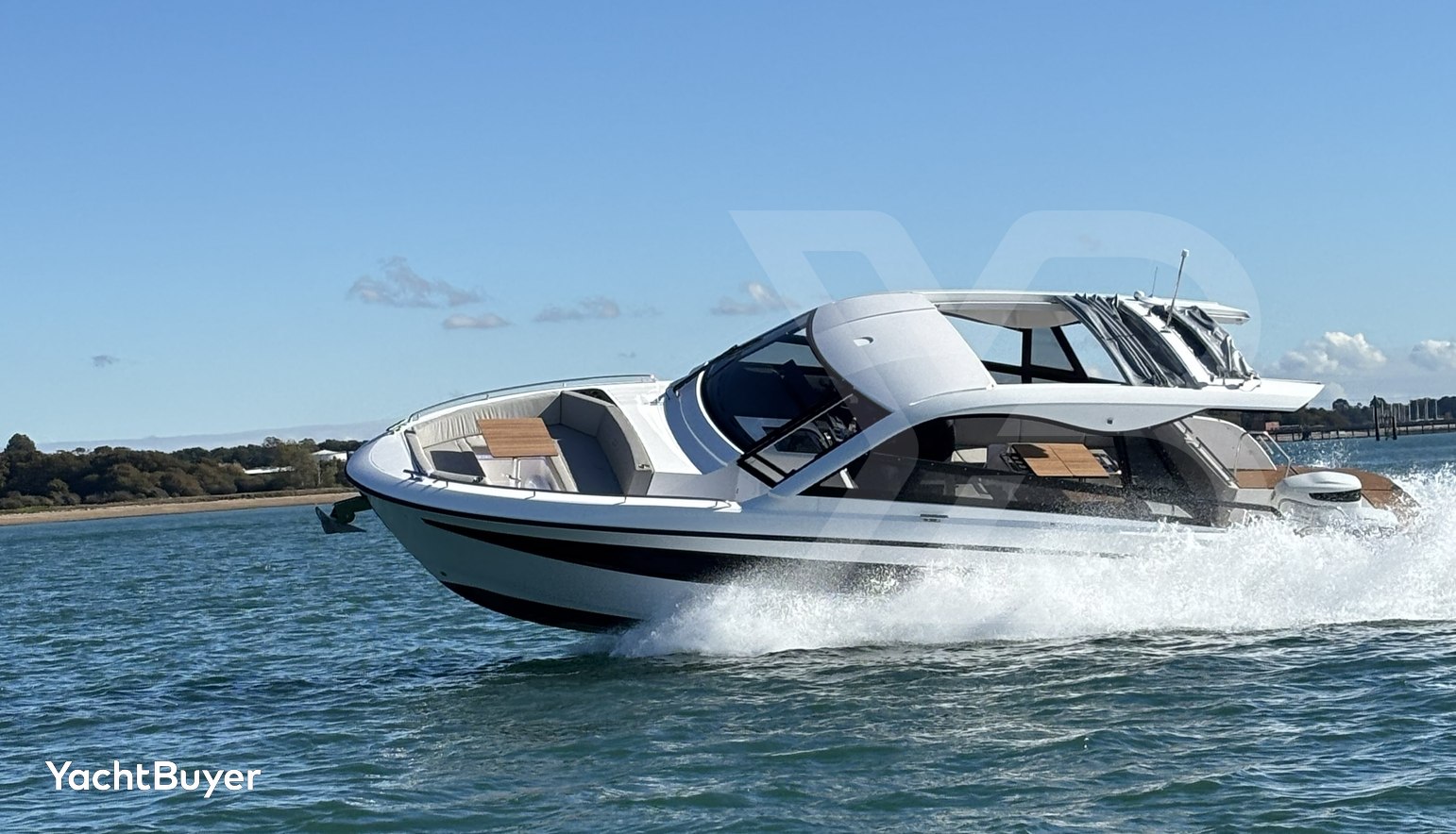 Bavaria Vida 33 Hard Top Layout 2