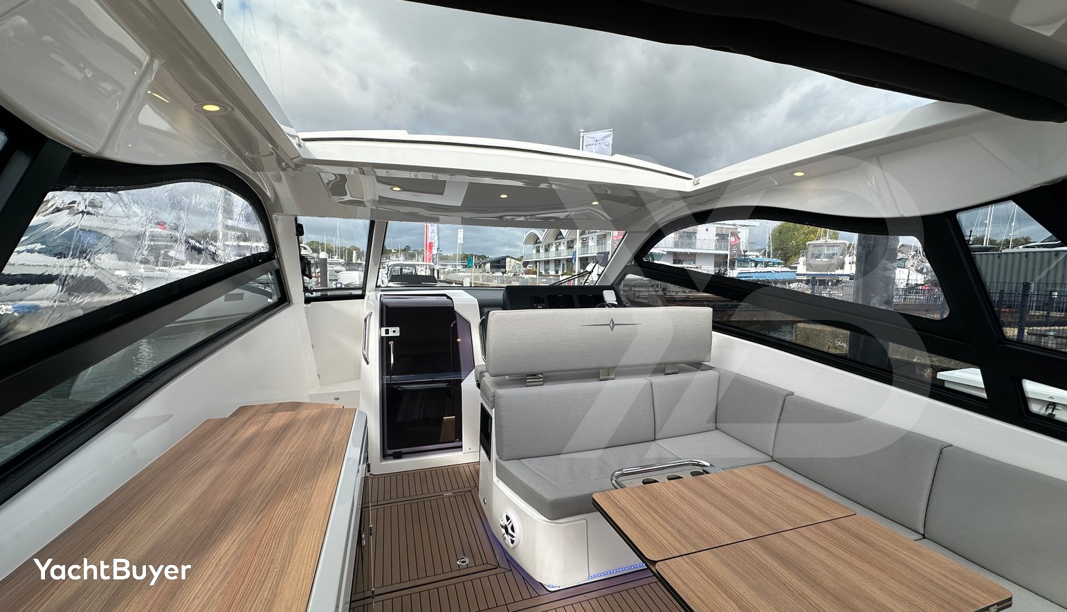 Bavaria Vida 33 Hard Top Layout 2