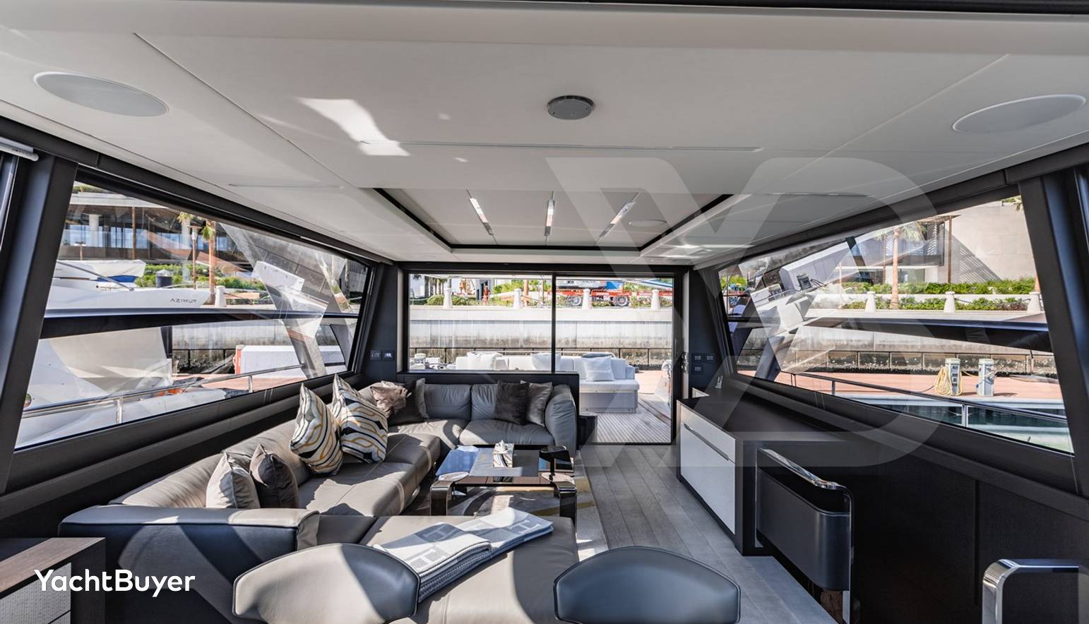 2021 PERSHING 8X
