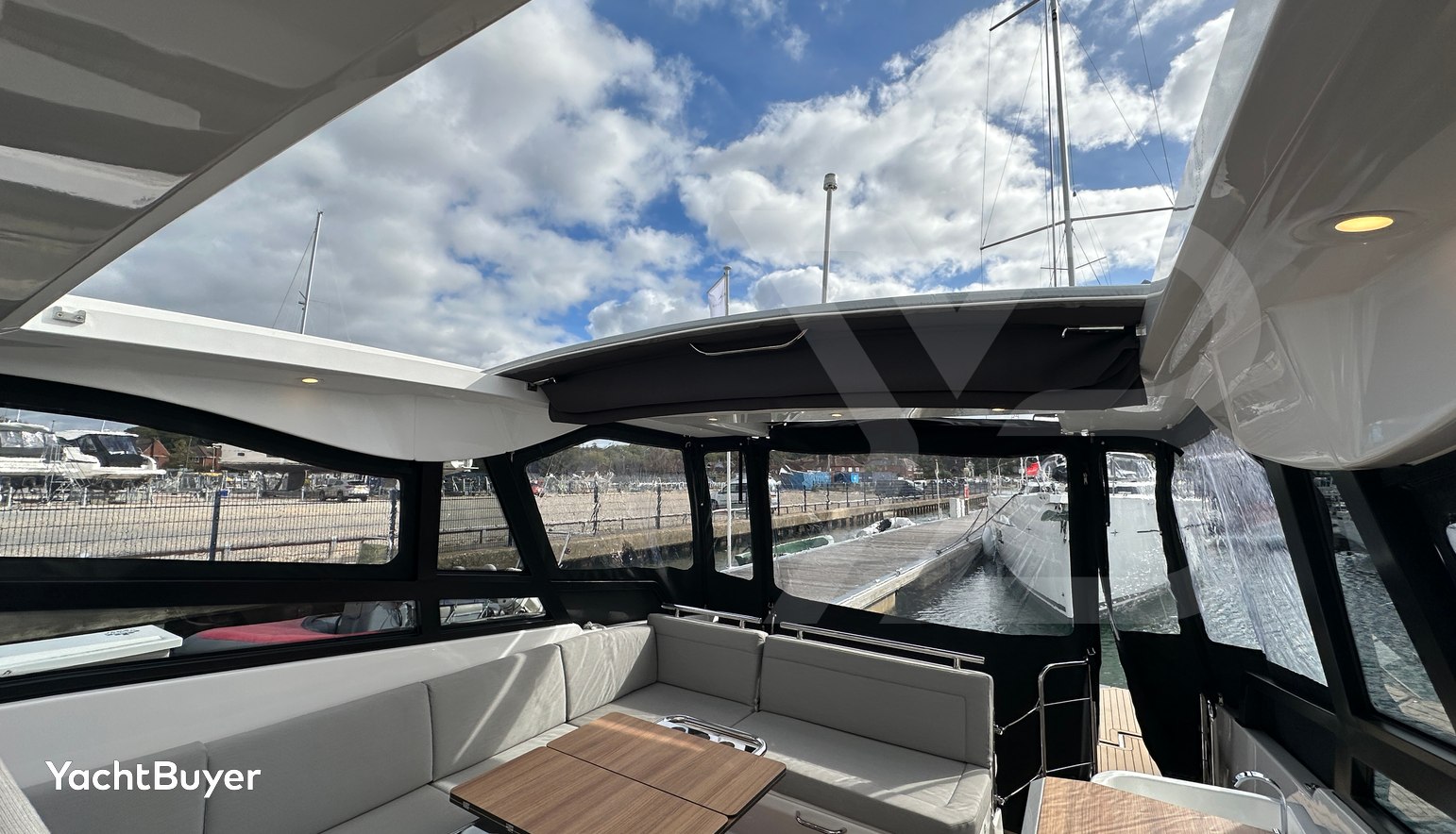 Bavaria Vida 33 Hard Top Layout 2