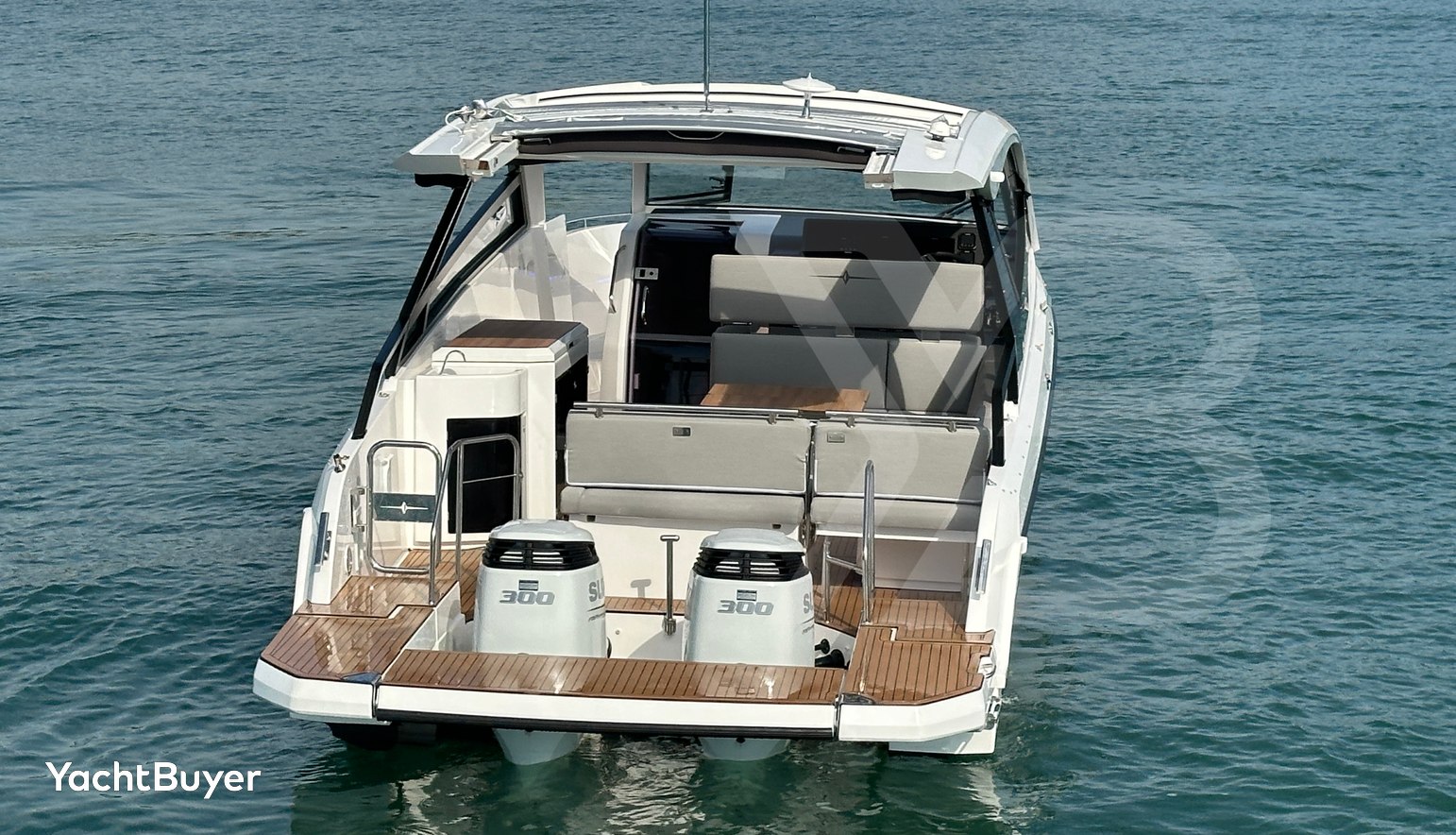 Bavaria Vida 33 Hard Top Layout 2