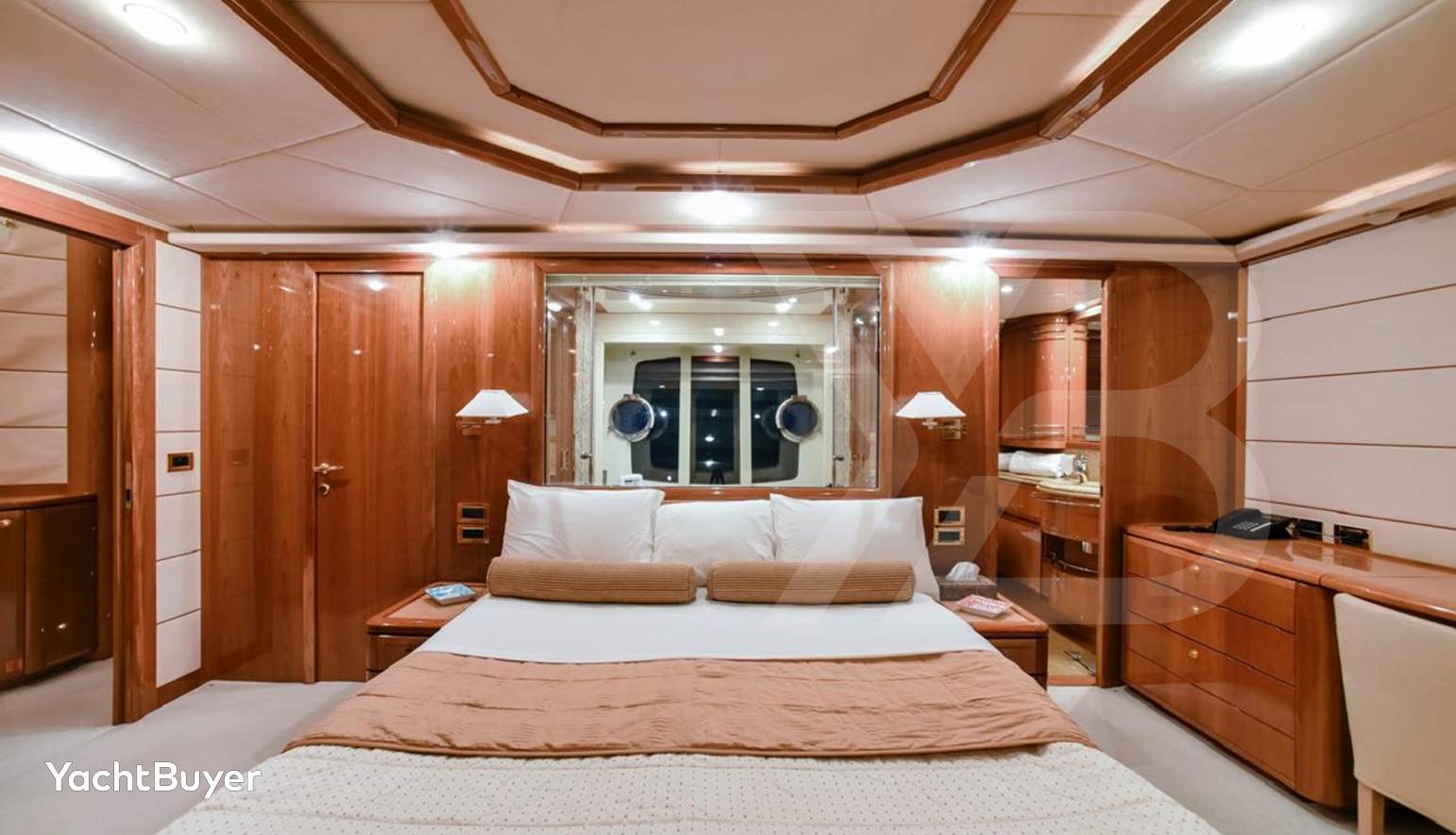 FERRETTI 881