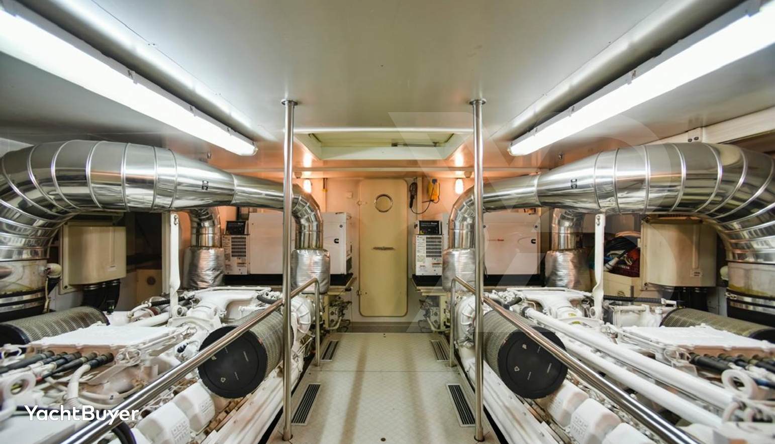 FERRETTI 881