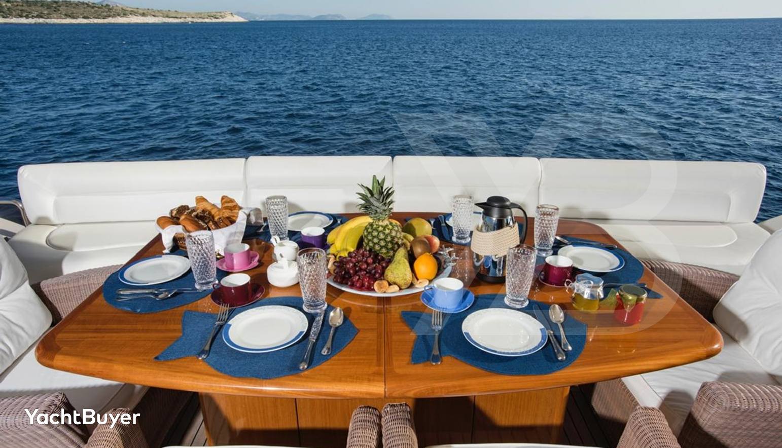 FERRETTI 881