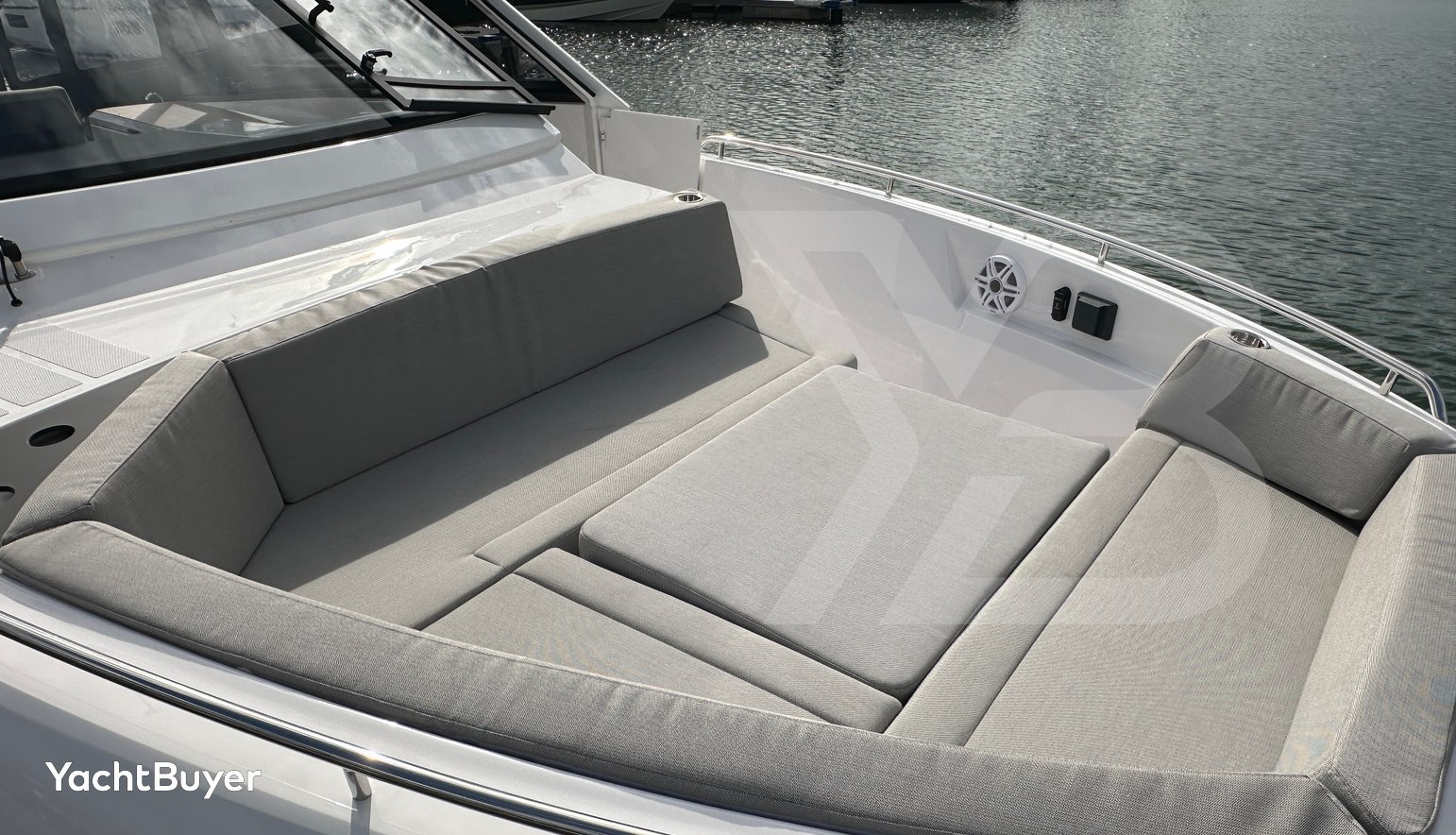 Bavaria Vida 33 Hard Top Layout 2