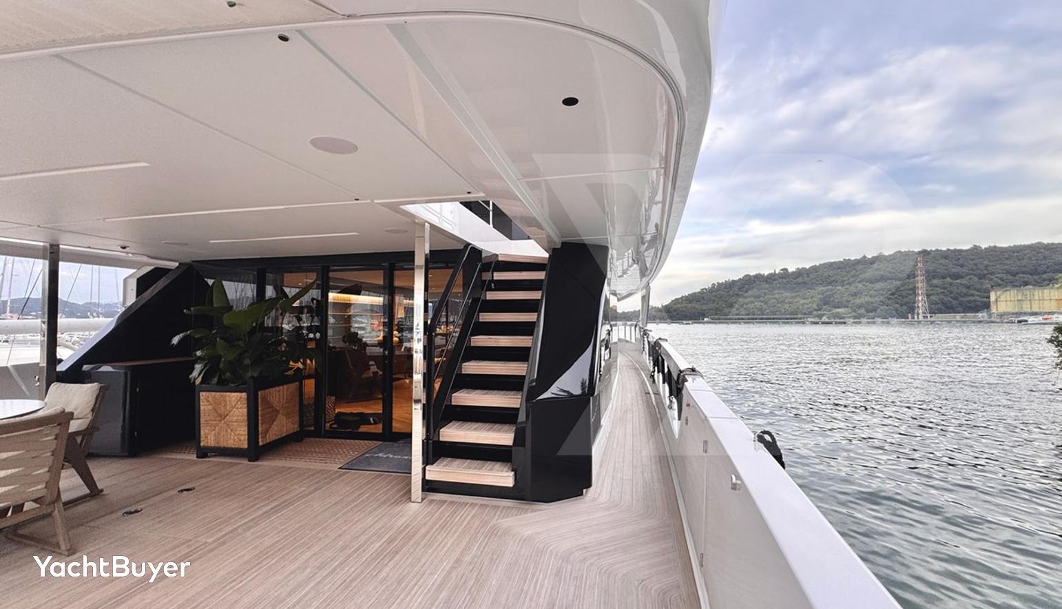 FERRETTI INFYNITO 90