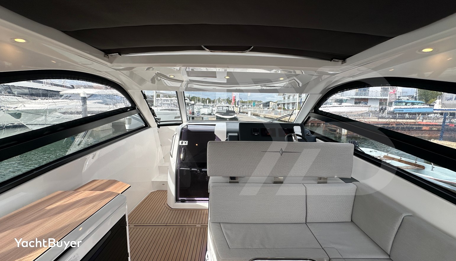 Bavaria Vida 33 Hard Top Layout 2