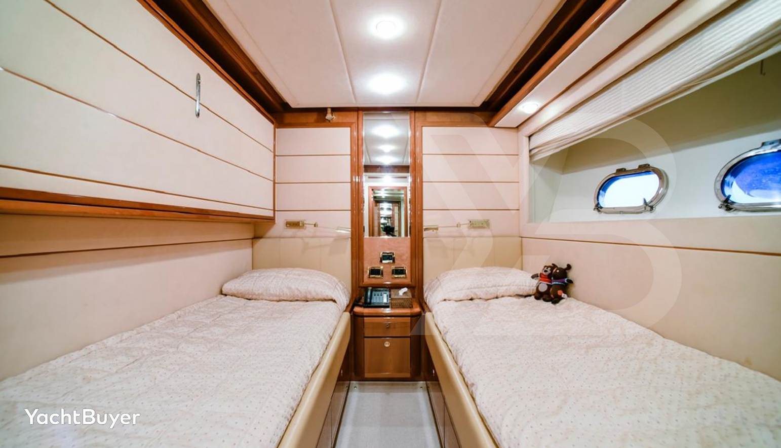 FERRETTI 881