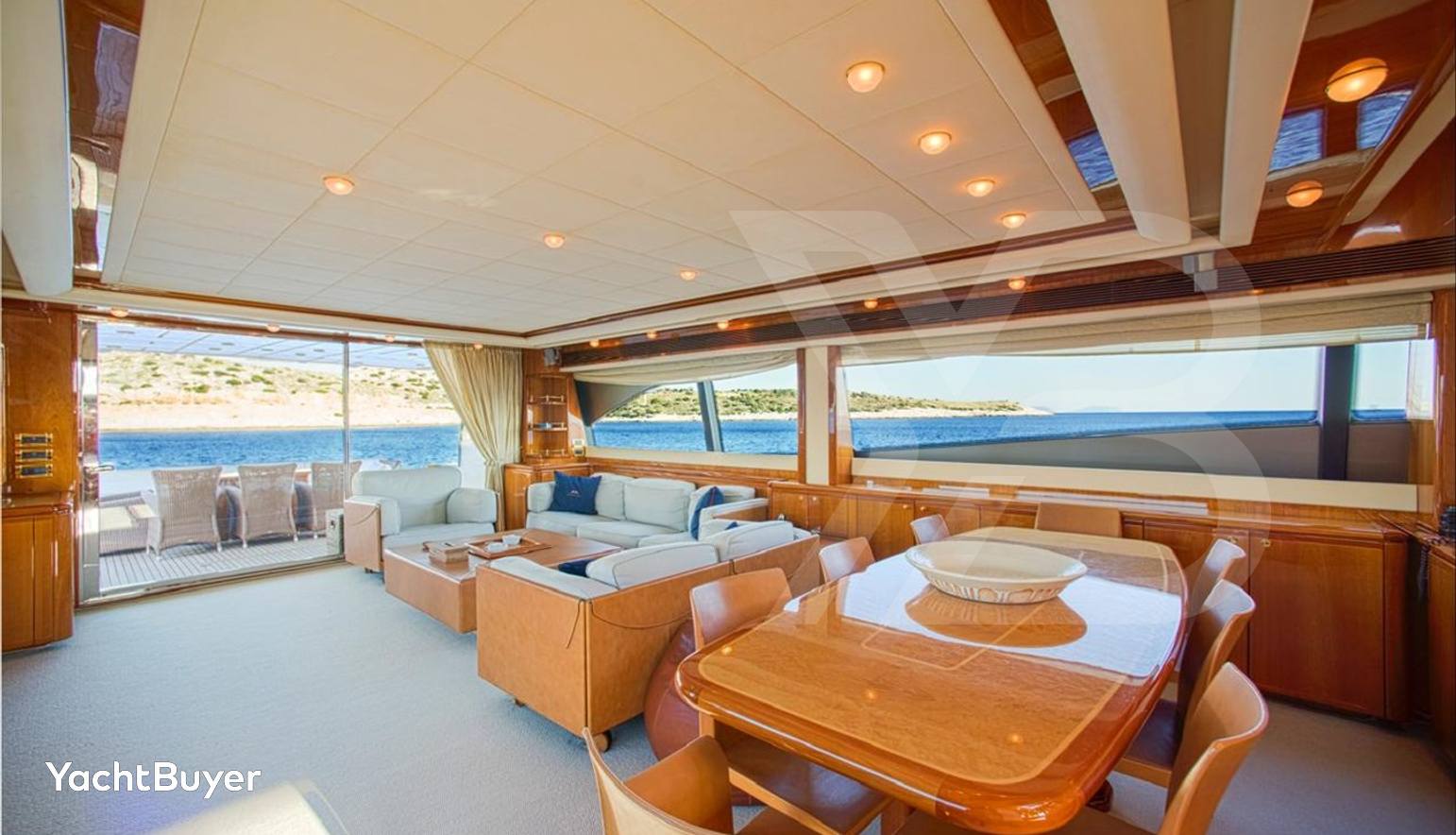 FERRETTI 881