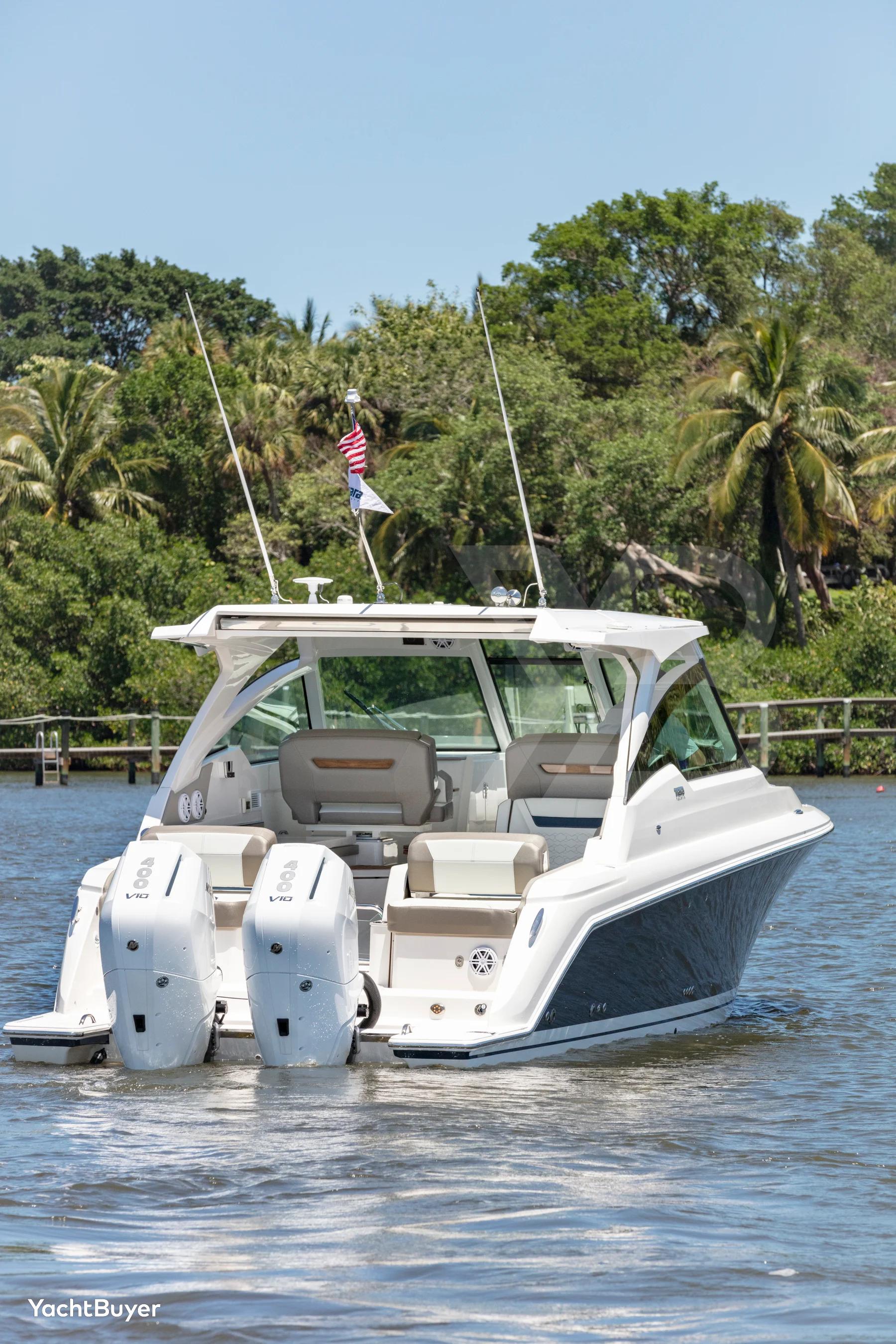 Tiara 34LX Yacht