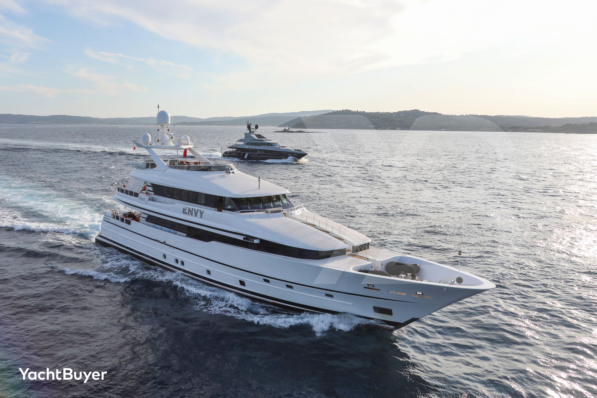 洋書 THE WORLD'S MOST EXTRAORDINARY YACHTS World's Biggest Yacht Launches at 590 Feet