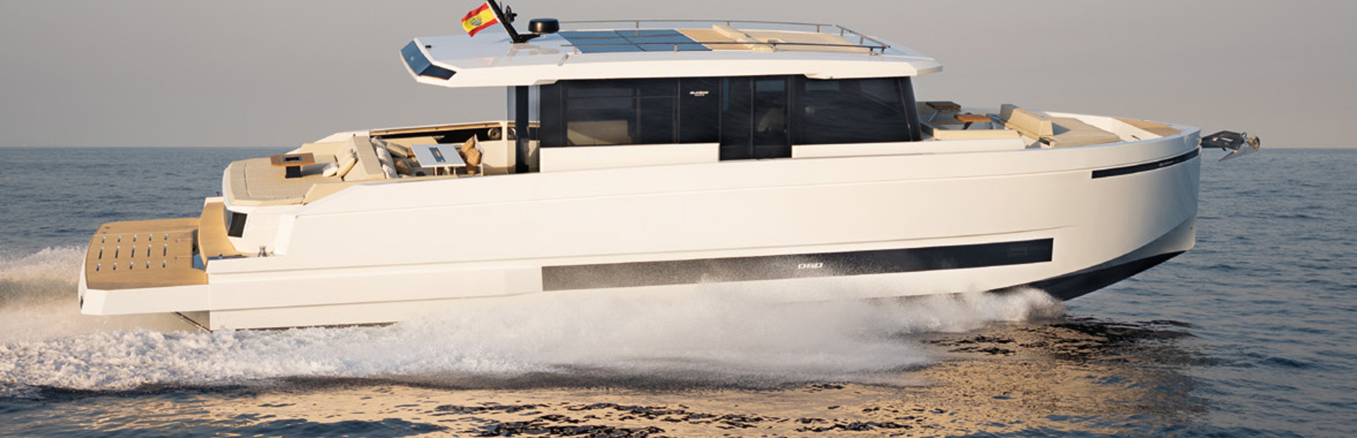 De Antonio Yacht Reviews, Yacht 1