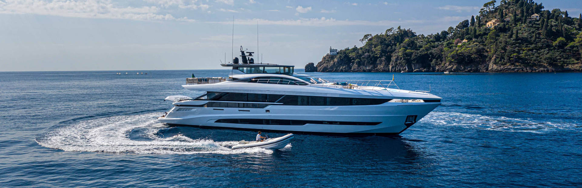 Mangusta GranSport 33 on water