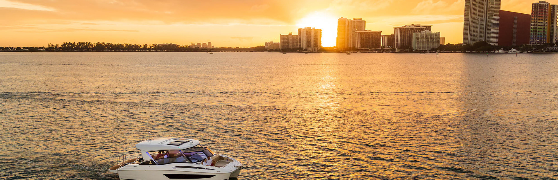 Aquila Boats Powercat Reviews, Yacht 3