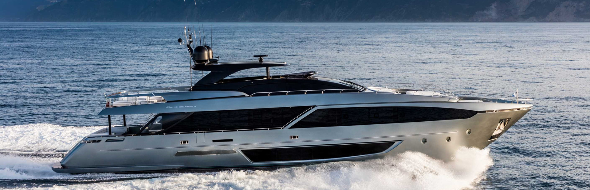 110 Dolcevita Motor Yacht