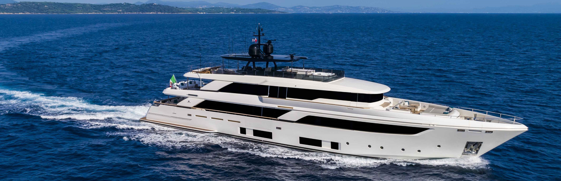 Custom Line Navetta 42 on water