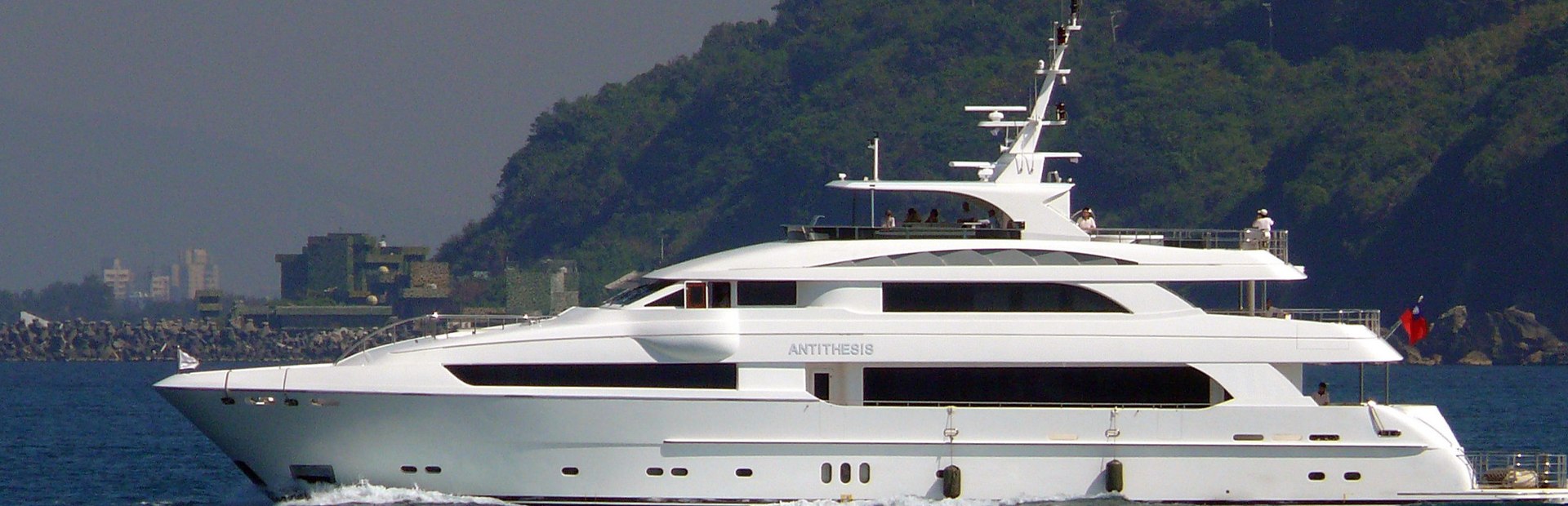 Horizon P130 Yacht, Example 1